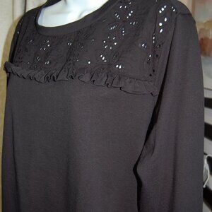 Jessica Simpson, black sweatshirt